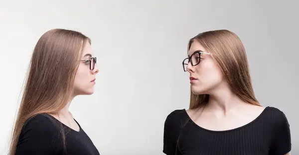 Rigid Encounter Mirrored Skepticism Each Challenging Other Intent Her Gaze — Stock Photo, Image