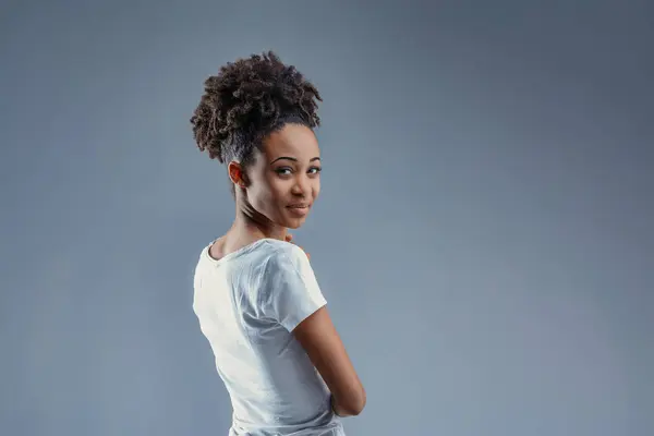 Demi Tour Elle Offre Sourire Lumineux Effronté Coiffure Afro Proéminente — Photo