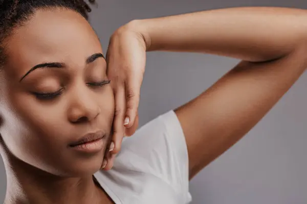 Young Black Lady Exudes Tranquility Eyes Closed Hand Cheek — Stock Photo, Image