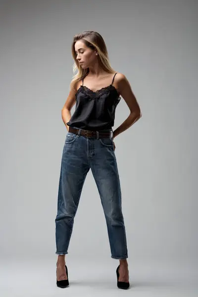 Chic Och Enkel Hennes Hållning Jeans Och Spets Svart Topp — Stockfoto