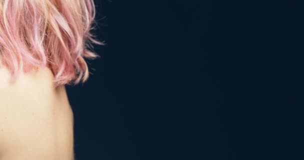 Geigerin Mit Pinkfarbenen Haaren Konzertkleid Spielt Auf Einer Holzgeige Vor — Stockvideo