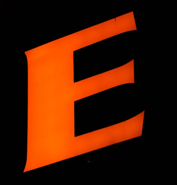 エネルギーとダイナミズムを象徴する3本のストライプで エレクトリックオレンジのEが際立っています — ストック写真