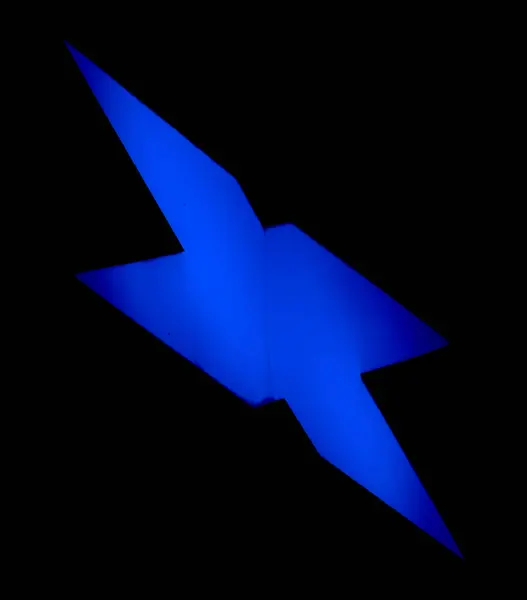 Neonově Modré Písmeno Vrhá Nápadnou Siluetu Proti Tmě Symbolizující Záhadu — Stock fotografie
