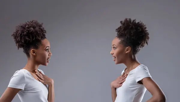 2人の黒人女性の鏡面表現に示された共通点の驚くべき発見 — ストック写真