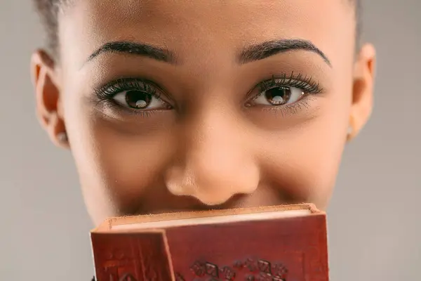 Junge Frau Mit Kunstvollem Tagebuch Bedeckt Ihr Gesicht Und Lässt — Stockfoto