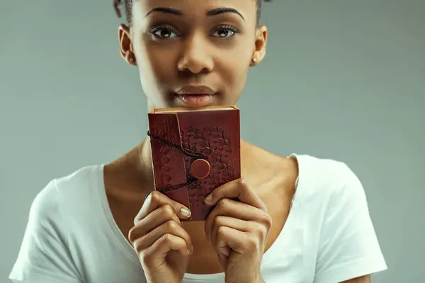 Глаза Полны Историй Молодая Женщина Смотрит Винтажную Красную Книгу Тайны — стоковое фото