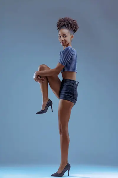 Молодая Женщина Изящно Поднимает Ногу Стильные Высокие Каблуки Дополняют Случайный — стоковое фото