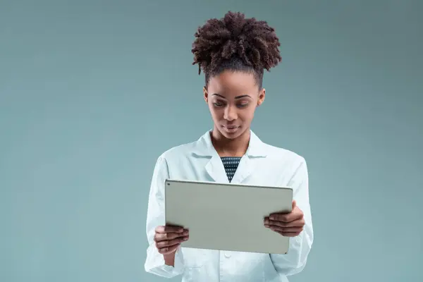 Profesjonalna Młoda Kobieta Uważnie Bada Tablet Jej Inteligentne Spojrzenie Pochłonięte — Zdjęcie stockowe