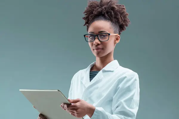 Inngravert Teknologi Navigerer Den Unge Profesjonelle Kvinnen Tablett Med Krevende – stockfoto