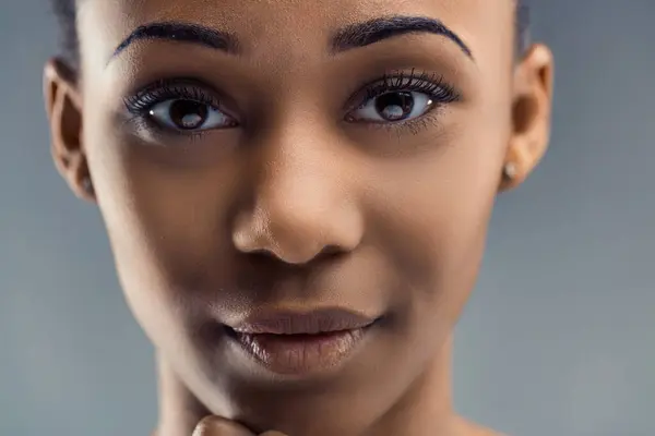 Retrato Detalhado Uma Jovem Mulher Com Olhos Afiados Sorriso Suave Fotografia De Stock