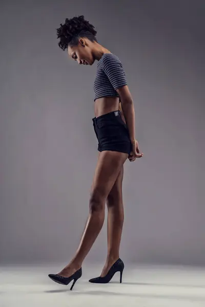 Posição Elegante Uma Jovem Fêmea Shorts Chiques Saltos Imagem De Stock