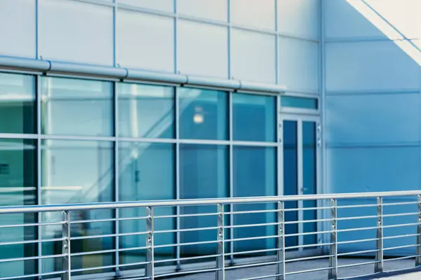 Moderne Architektur Eines Bürogebäudes Mit Reflektierenden Blauen Fenstern Und Einem Stockfoto
