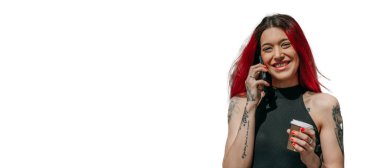 Gülümseyen mutlu kadın cep telefonuyla konuşuyor.