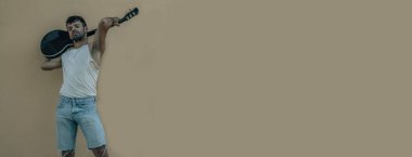 Duvarında gitarı olan genç hippi.