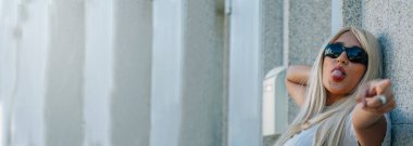 Sokaklarda asi ifadesi olan modern bir kız.