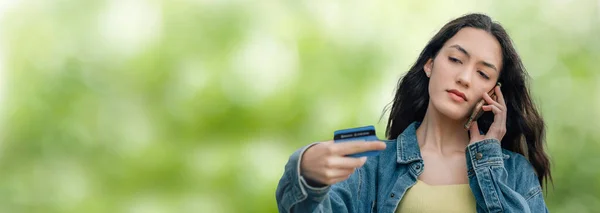 Ung Flicka Med Telefon Och Kreditkort Med Kopieringsutrymme — Stockfoto