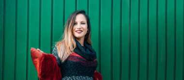 Duvarda poz veren şehirli kız