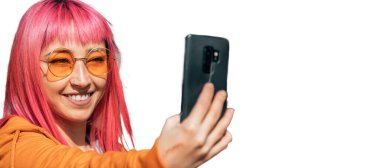 Japon anime kızı izole edilmiş cep telefonuyla selfie çekiyor.