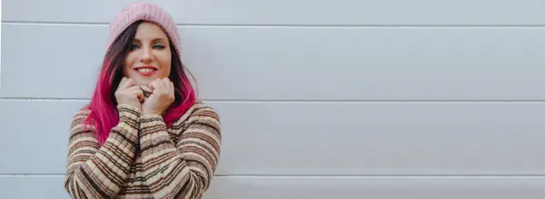 Glimlachende Jonge Vrouw Winter Kleding Aan Muur Met Kopieerruimte — Stockfoto