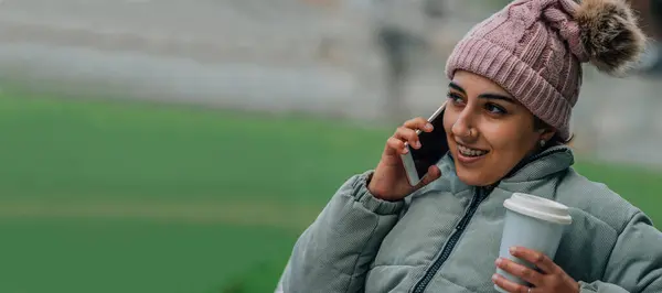 Молода Латинська Дівчина Іспаномовний Посміхається Зимовим Одягом Мобільним Телефоном Зовні — стокове фото
