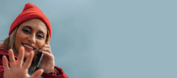 Glimlachende Vrolijke Vrouw Met Winterkleding Mobiele Telefoon Met Kopieerruimte — Stockfoto