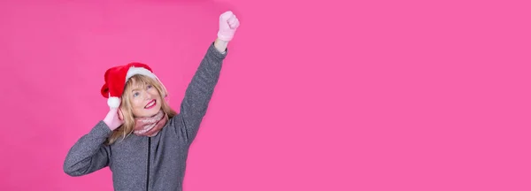 Mature Woman Santa Claus Hat Victory Gesture Pink Background — Stock Photo, Image