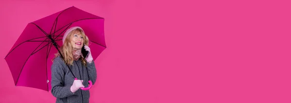 Medelålders Kvinna Med Paraply Och Talar Telefon Med Bakgrund — Stockfoto