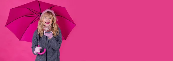 Mogen Kvinna Med Paraply Och Telefon Isolerad Med Kopieringsutrymme — Stockfoto