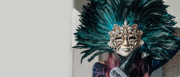 Frau Mit Venezianischer Maske Und Kopierraum — Stockfoto