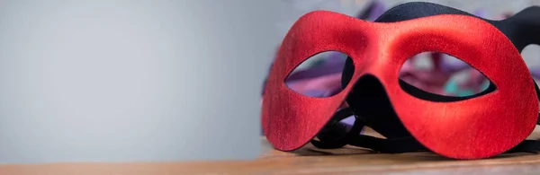 Masken Und Luftschlangen Party Konzept Mit Kopierraum — Stockfoto