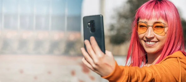 Asyalı Pembe Saçlı Kız Sokakta Cep Telefonuyla Selfie Çekiyor — Stok fotoğraf