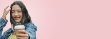 Gülümseyen, kulaklıklı genç bir kız.