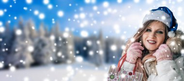 Noel 'de çanta alışverişi yapan şapkalı bir kadın.