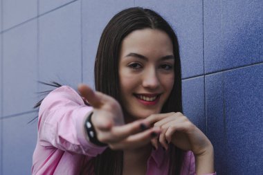 Önünde eli olan Asyalı feminist kadın.