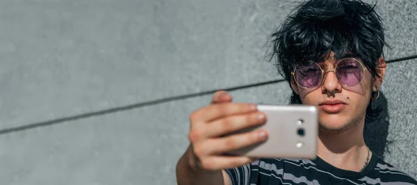 Adolescente Con Occhiali Telefono Fare Selfie Sul Muro — Foto Stock