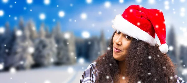 Joven Afro Americana Con Sombrero Navidad Fondo Nieve — Foto de Stock