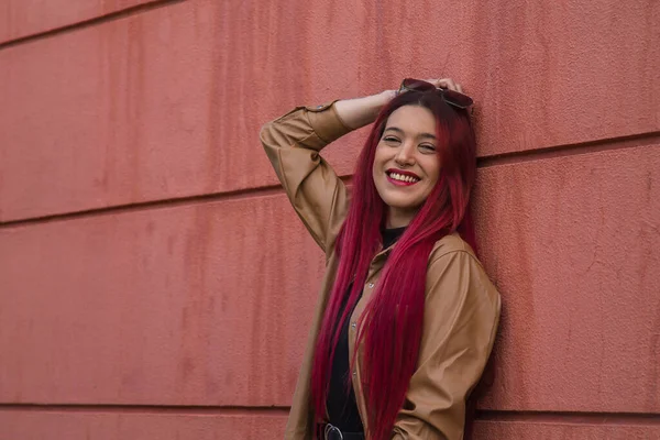 Счастливая Молодая Женщина Длинными Рыжими Волосами Стене — стоковое фото