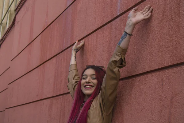 Счастливая Рыжая Женщина Поднятыми Руками Выражением Свободы Улице — стоковое фото