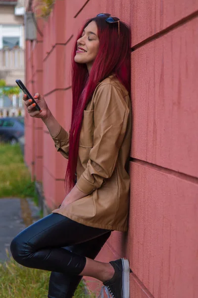 Moda Mujer Hipster Con Pelo Largo Rojo Teléfono Móvil Sobre —  Fotos de Stock