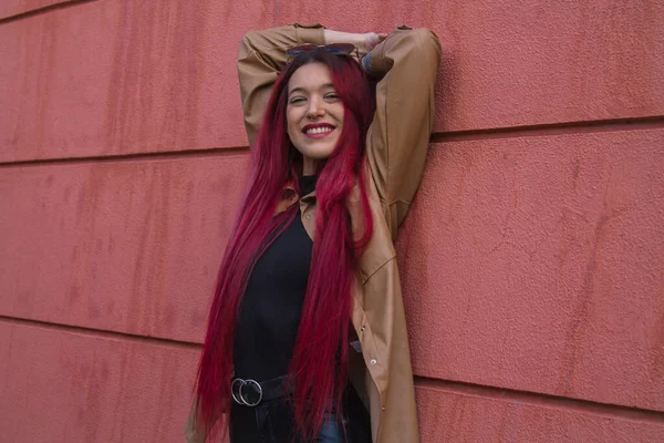 Fiatal Vörös Hajú Hipster Lány Városi Pózban Falon — Stock Fotó
