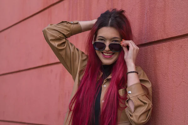 Щаслива Вільна Жінка Сонцезахисними Окулярами Рожевій Стіні Концепція Рівності — стокове фото