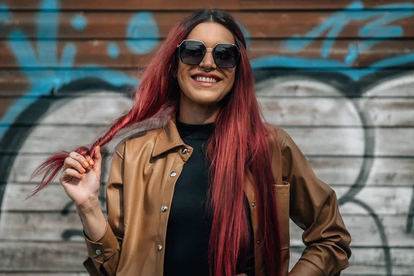 Vörös Hajú Lány Napszemüvegben Mosolyog Utcán — Stock Fotó