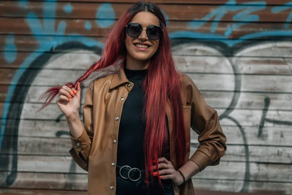 Chica Pelirroja Gafas Sol Sonriendo Calle — Foto de Stock