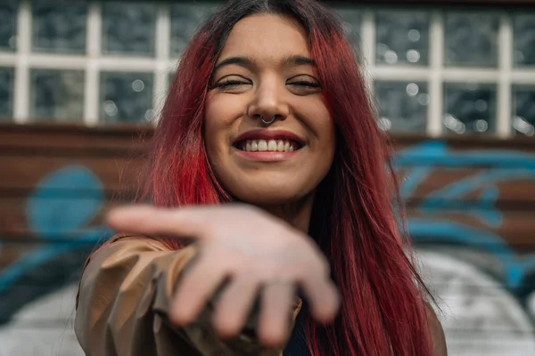 Portret Uśmiechnięta Ruda Dziewczyna Ręki — Zdjęcie stockowe