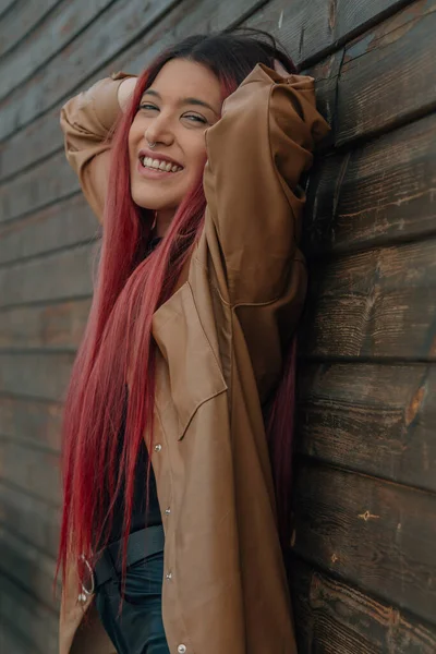 Retrato Mujer Pelo Rojo Relajado Feliz Apoyada Pared — Foto de Stock