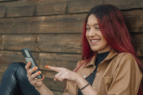 Uśmiechnięta Młoda Kobieta Ulicy Korzystająca Telefonu Komórkowego — Zdjęcie stockowe