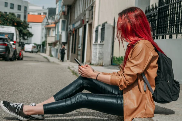 Vörös Hajú Mobiltelefonnal Utcán — Stock Fotó