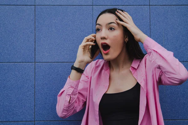 Κορίτσι Χειρονομία Έκπληξη Και Κινητό Τηλέφωνο Στο Δρόμο — Φωτογραφία Αρχείου
