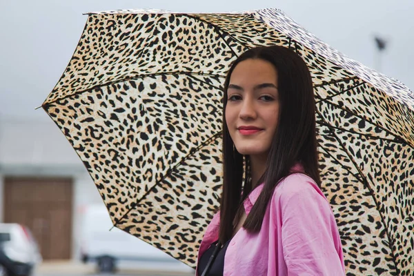 Portré Fiatal Lány Esernyővel Utcán — Stock Fotó
