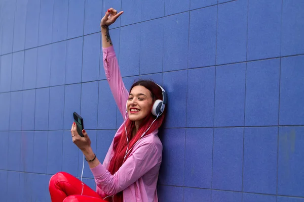 Chica Feliz Sonriendo Con Teléfono Móvil Auriculares Pared —  Fotos de Stock